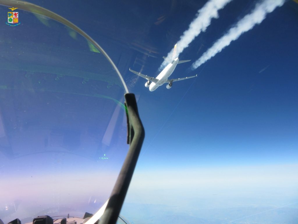 Difesa Aerea: Due caccia Eurofighter del 4° Stormo intercettano velivolo civile che aveva perso contatto