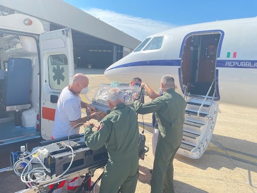 Bimba di poche settimane trasportata urgentemente all’ospedale pediatrico Gaslini a bordo di un velivolo dell'Aeronautica Militare