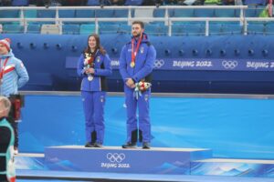 l’Aviere Capo Amos Mosaner, in coppia con Stefania Costantini del Gruppo Sportivo Fiamme Oro della Polizia di Stato, ha conquistato la medaglia d’oro nel Curling misto alle olimpiadi invernali di Pechino 2022