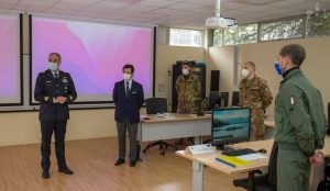 Il Capo dell’Unità di crisi della Farnesina alla Scuola di Aerocooperazione Consigliere di Ambasciata Nicola Minasi del MAECI ha tenuto una conferenza al 13° Corso Joint Personnel Recovery (JPR)