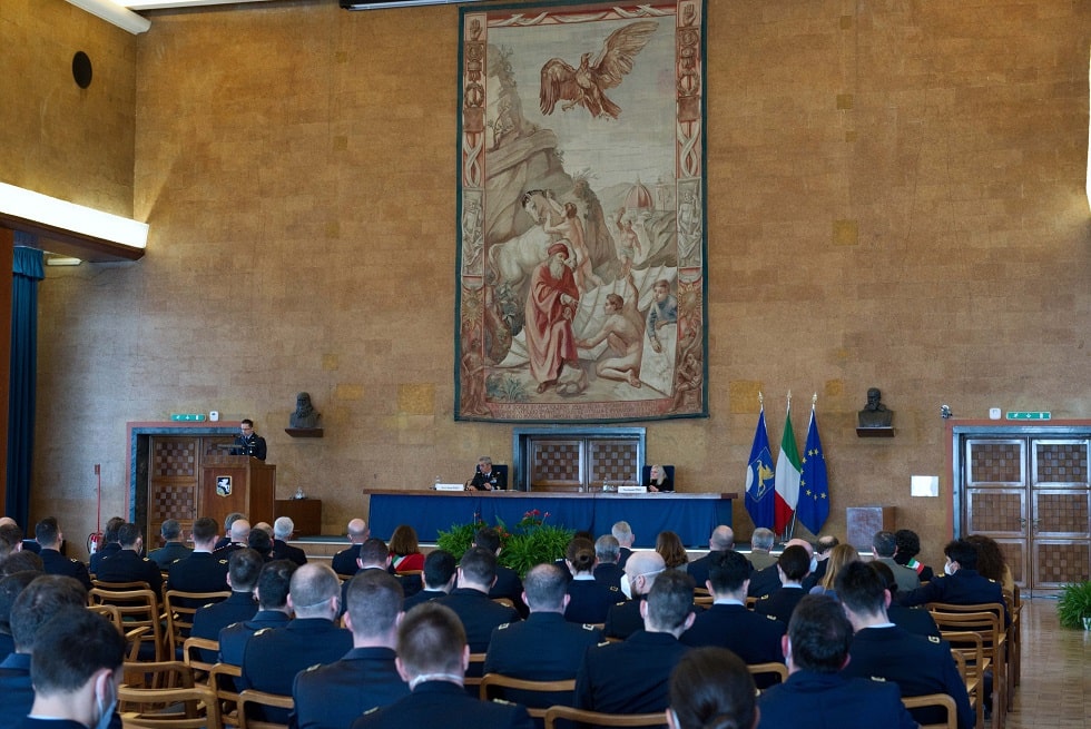 Formazione: concluso il Master in Leadership ed Analisi Strategica per capitani dell’Aeronautica Militare Il Comandante delle Scuole A.M./3ª R.A. Silvano Frigerio e la Magnifica Rettrice dell’Università di Firenze Alessandra Petrucci presiedono la cerimonia di chiusura del 13° Master presso l’Istituto di Scienze Militari Aeronautiche