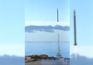 missile in cielo - Spazio: lanciato dal Poligono del Salto di Quirra il primo razzo a propulsione ibrida Il lancio effettuato dal CNR con la consulenza ed il supporto tecnico dell’Aeronautica Militare