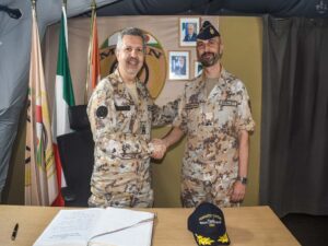 stretta di mano tra militari