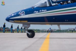 aereo militare su terraferma