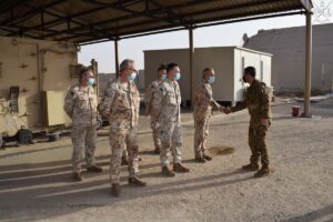 Kuwait: visita del Comandante Operativo di Vertice Interforze stretta di mano