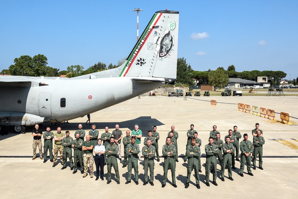 foto partecipanti evento aereo militare