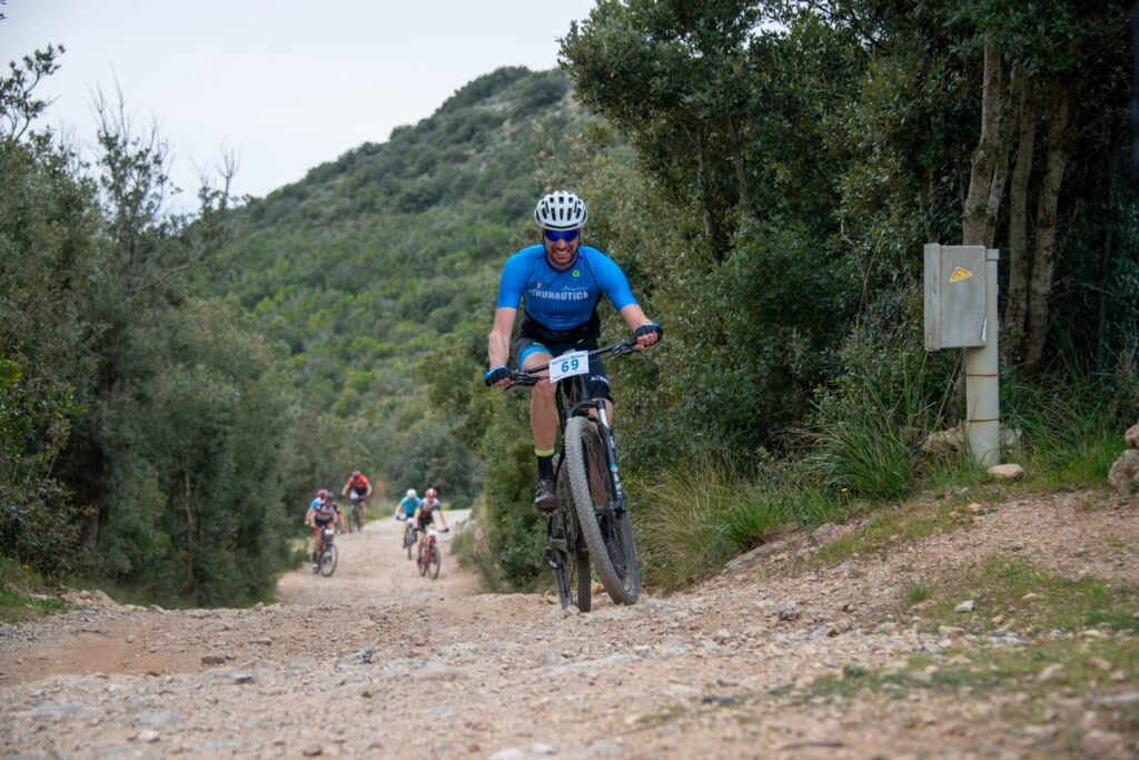 atleta in bici