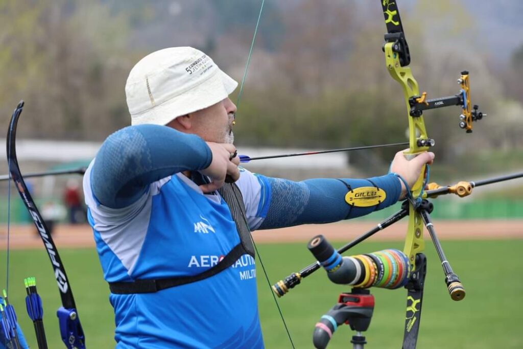 Tiro con l'arco, atleta in esecuzione