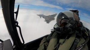 pilota aereo in volo