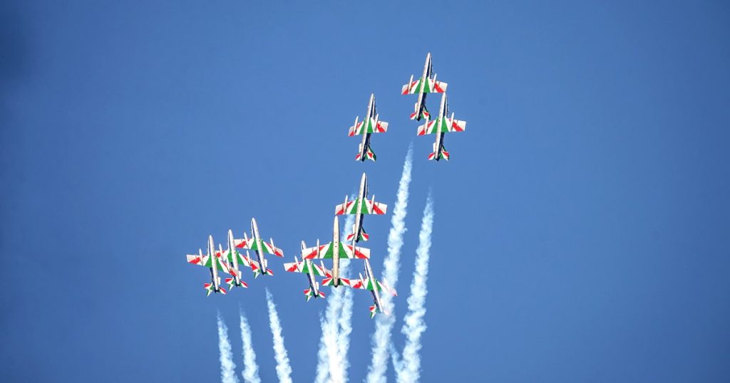 aerei militari in volo - fumo bainco