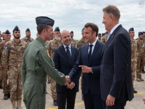 stretta di mano Presidente Macron visita la Task Force air