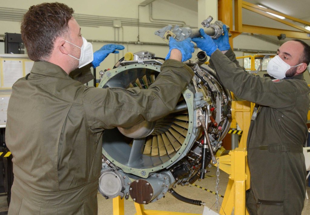 formazione motori e attrezzature tramite lezione pratica laboratorio
