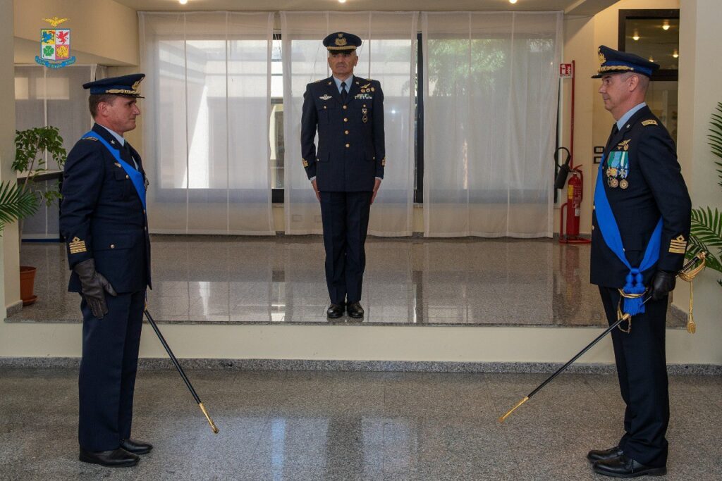 Il Servizio Meteorologico dell’Aeronautica Militare si riorganizza. Nasce il nuovo Centro Nazionale di Meteorologia e Climatologia Aerospaziale Il Col. FRACCAROLI subentra al Col. GABOLI alla guida del nuovo Centro Nazionale di Meteorologia e Climatologia Aerospaziale
