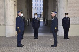 foto tra militari di alto grado in uniforme