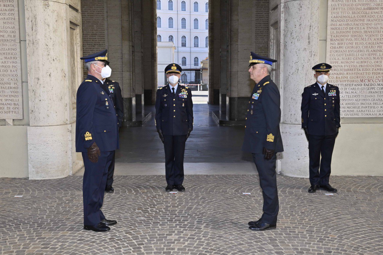 foto tra militari di alto grado in uniforme