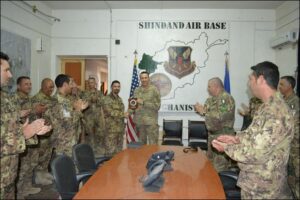 02 Il generale Shepro riceve il crest del Team dellaeronautica militare