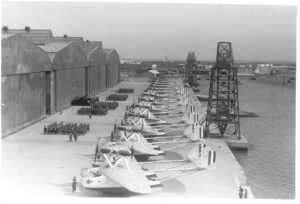 idrovolanti sm 55 schierati di fronte agli hangars savigliano
