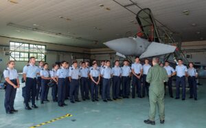 VISITA SCUOLA MILITARE DOUHET - foto studenti e professore