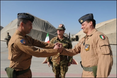 stretta di mano tra militari