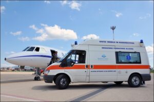 ambulanza in pista accanto ad aeromobile