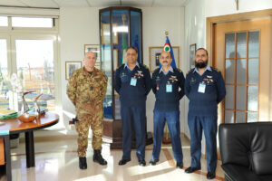 foto di gruppo tra militari