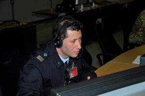 militare davanti al pc