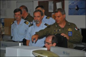 IL GEN. D.A. VALTER MAULONI VISITA IL COA E CAOC5 - Aeronautica Militare