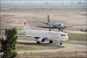 1 Rullaggio di un aereo civile di fianco ad un Atlantic