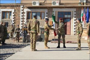 1. Il colonnello Mignogna riceve lo stendardo di volo
