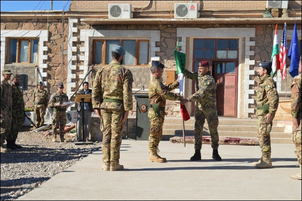 1. Il colonnello Mignogna riceve lo stendardo di volo