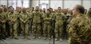 1. Il generale durante il dialogo con il personale AM