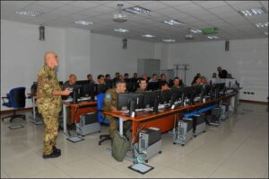 militari a lezione in ufficio davanti ai pc