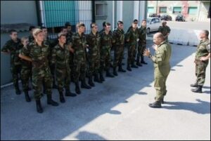 lezione ad un gruppo di militari