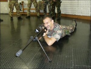 militare prova cecchino da sdraiato