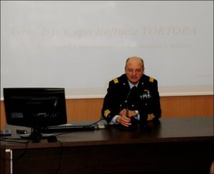 IL GENERALE TORTORA A VITERBO Il Capo del Corpo di Commissariato ha tenuto una conferenza ai corsi normali degli allievi Marescialli sul tema “Principi costituzionali e Forze Armate