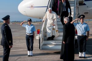 scesa dall'aereo del papa