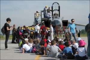 scolaresca e altri civili attendono di visitare aeromobile AM