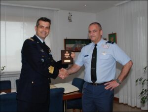 stretta di mano - DELEGAZIONE OLANDESE IN VISITA AL 32° STORMO - Aeronautica Militare