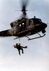 elicottero in volo con soccorsi