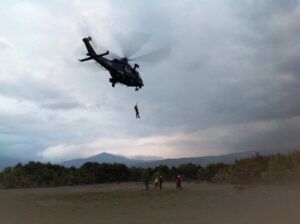 elicottero soccorso in volo con fune