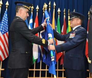 militari tengono insieme una bandiera