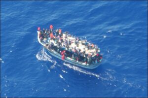 nave in mare colma di persone