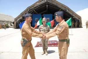 2 Il passaggio di consegne tra il Col. Colonna ed il Col. Re