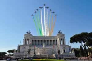 frecce tricolori in volo sopra altare della Patria per 2 giugno