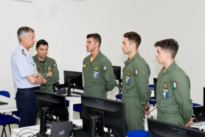 IL COMANDANTE LOGISTICO DELL'AERONAUTICA MILITARE IN VISITA AL 70° STORMO DI LATINA - Aeronautica Militare