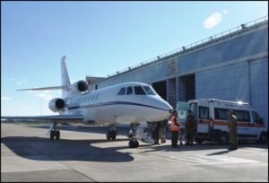 aereo e ambulanza - TRASPORTO SANITARIO DA ELMAS A PISA - Aeronautica Militare
