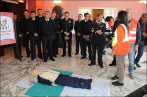 lezione di soccorso con manichino