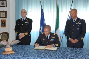 PASSAGGIO DI CONSEGNE A TARANTO TRA IL COLONNELLO FRANCESCO TURRISI E IL COLONNELLO fabio dezi