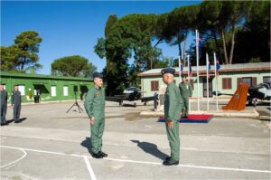 20170908_Saluto-tra-i-comandanti-uscente-e-subentrante