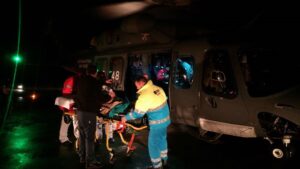 VOLO D'URGENZA NELLA NOTTE DA PROCIDA A CAPODICHINO PER SOCCORRERE UNA DONNA IN PERICOLO DI VITA - Aeronautica Militare